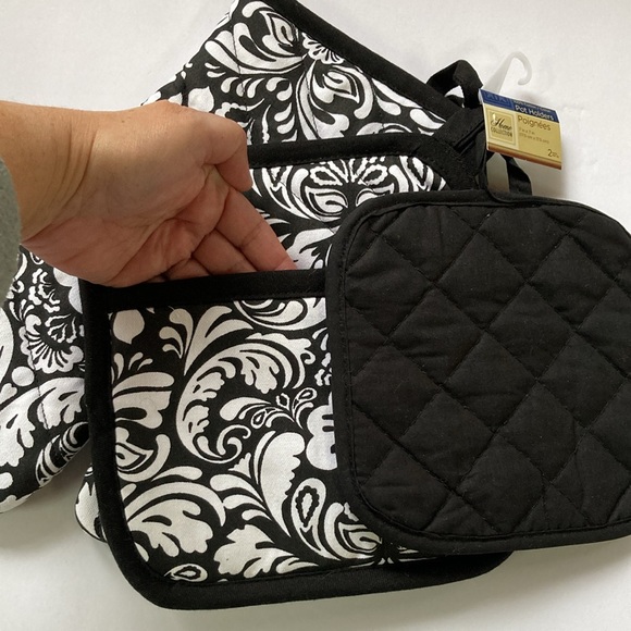 Oven Mitt with 2 Pot Holders Paisley Black and White Design Set 3 Pieces - Picture 2 of 11